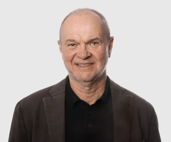 <img alt="" src="https://www.lcdinvent.bolt.se/media/pages/kontakt/60591b5969-1717583584/vnt-portratt-studio-micke-full.jpg">